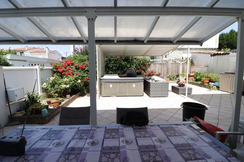 In Charente-Maritime, in Royan, very close to the port and the pretty intimate beach of Foncillon, come and discover this family home with four bedrooms, garden, garage and parking. This villa from the sixties is in very good general condition. Locat...