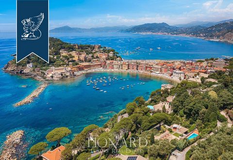 Nella cornice incantevole di Sestri Levante, questa villa in vendita si erge come un gioiello architettonico degli anni '60, progettata dal rinomato architetto Alberto Mazzoni. 460 mq di spazi interni immersi nel verde rigoglioso della macchia m...