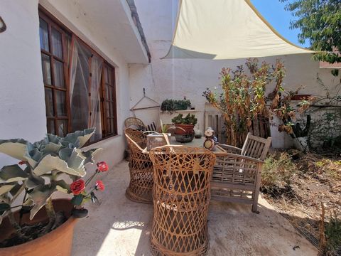 Reihenhaus im Dorfstil auf Mallorca Entdecken Sie Ihr neues Zuhause im Herzen von Palma! Dieses charmante Reihenhaus aus dem Jahr 1950 mit freiem Dach kombiniert den Charme traditioneller Architektur mit großzügigen Außenbereichen. Die Immobilie verf...