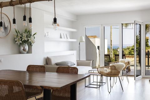 Gelegen in het pittoreske Cala Mayor, in Palma de Mallorca, biedt deze halfvrijstaande villa met drie verdiepingen in een gemeenschap met zwembad een prachtig uitzicht op zee en een ontwerp dat is bedacht voor comfort en elegantie. Door de strategisc...