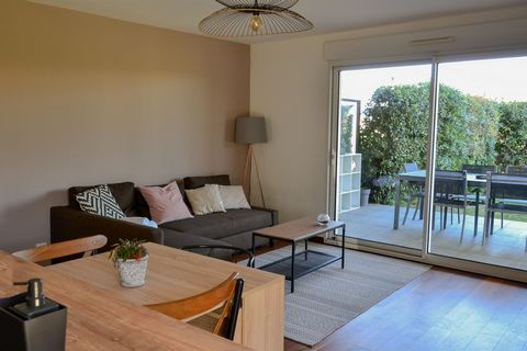 Located in a secure luxury residence with swimming pool and green areas, this apartment is very quiet, it is ideal for families or groups of people. 15 minutes from the city center, 10 minutes from the airport and 7 minutes from the Allianz Riviera s...