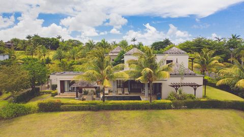 Nestenn biedt deze villa met 4 slaapkamers met uitzicht op een klein meer in een residentie met golfbaan. IRS-REGELING. TOEGANKELIJK VOOR BUITENLANDERS. VERBLIJFSVERGUNNING BIJ VERKRIJGING. Deze villa van 245 m² op een perceel van 788 m² is echt unie...