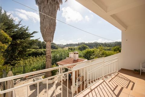 Living in the village of Obidos or its surroundings is a huge privilege! Townhouse consisting of 3 floors and with enormous potential. Your new home welcomes you with a pleasant entrance hall illuminated with the sunlight that invades the house throu...