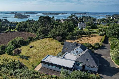 Située dans un environnement naturel, calme et face mer, cette propriété construite en 1998 dispose d'un très beau terrain d'une surface 6000 m². Depuis le double salon entièrement vitré, vous pourrez profitez des couchers de soleil sur les îles. La ...