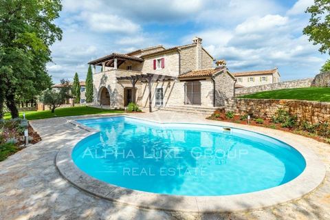 Centro di Poreč: Elegante villa in pietra con piscina in vendita Situata a soli 19 km dalla pittoresca cittadina di Poreč, nel cuore dell'Istria, questa villa in pietra finemente lavorata è sul mercato. Ristrutturata nel 2021, la villa unisce el...