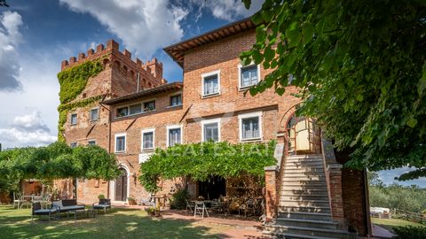 Immersa nelle dolci colline toscane, in una posizione davvero strategica, tra Montepulciano, Cortona e il Lago Trasimeno, troviamo questa incantevole residenza. Originariamente una torre di avvistamento, la proprietà è stata completamente ristruttura...