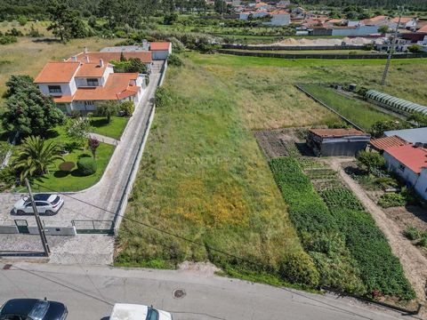 Excellente opportunité d’investissement ! Ce terrain rustique, avec faisabilité de construction, situé à Regalheiras de Lavos - Lavos, Figueira da Foz, offre une multitude d’options de construction et d’utilisation, assurées par la faisabilité de la ...