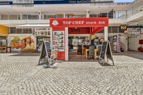 Located on the famous Rua da Oura, the heart of nightlife in Albufeira, this snack bar is a unique opportunity for those who want to invest in a business ready to operate. This space is sold fully furnished and with a fully equipped kitchen ready to ...