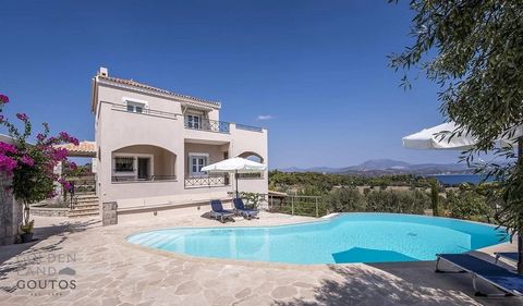 Réaliser votre rêve avev cette propriété unique située à Agios Emilianos, près de Porto Heli, un véritable joyau du Péloponnèse. Avec ses 300 m² de surface habitable, cette villa vous offre une combinaison rare de confort moderne et de connexion prof...