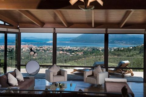 Villa à vendre dans un paysage naturel, amphithéâtre panoramique avec vue illimitée sur la mer Ionienne. Il a une combinaison générale de détendu, le pouvoir de la bonne humeur et du plaisir, il est à trois niveaux, construction de verre, sols, mur, ...