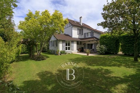 BARNES Yvelines has the exclusive listing of this stunning house dating from 1930 (extended in 1993) in Marly-le-Roi (78160) with no overlook in quiet surroundings. 50 metres (55 yards) from the Champs des Oiseaux primary and elementary schools Quick...