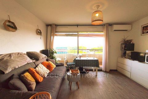 Studio cabin on the 3rd and last floor with a view of the port. Clear view facing south, good condition, terrace not overlooked. Shower room with shower, reversible air conditioning, double glazing, electric shutter. Secure residence. North Beach are...