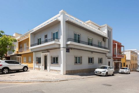 Description Immeuble en copropriété avec un excellent emplacement à Faro Cet immeuble de deux étages, en copropriété, offre une excellente opportunité d’investissement, que ce soit pour sa propre maison ou pour la rentabilité. Il est divisé en deux é...