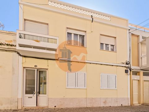 Au centre de Vila Real de Santo António se trouve cet appartement avec une bonne exposition au soleil à l'est et à l'ouest. A 5 minutes à pied du centre historique, à 4 minutes du Marché Municipal. Au premier étage sans ascenseur en bon état. Apparte...