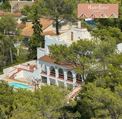 Erkunden Sie dieses geräumige Haus mit Touristenlizenz in der ruhigen Umgebung von Mas Mestre in Olivella, nur einen Steinwurf von Sant Pere de Ribes entfernt. Diese Immobilie bietet Flexibilität und bietet die Möglichkeit, entweder eine große Famili...