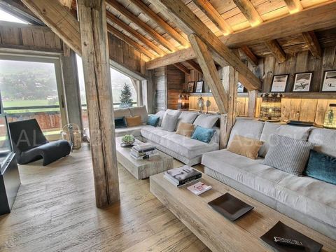 Zeldzaam uitzicht op de Mont-Blanc voor dit prachtige chalet in Megève. Oppervlakte 528 m² waarvan 297 m² woonoppervlak. Volledig gerenoveerd met prachtige materialen, biedt het ruime volumes en een lichte woonkamer met zijn grote erkers. Op drie niv...