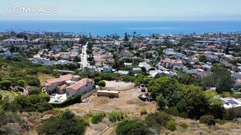 Seltene Gelegenheit, ein großes Grundstück mit Meerblick mit genehmigten Plänen zu Fuß zum Strand von Wind n Sea, 5 Gehminuten zu den weltberühmten Schulen und Einkaufsmöglichkeiten im Dorf La Jolla zu gelangen. Das Hotel liegt in einer privaten Enkl...