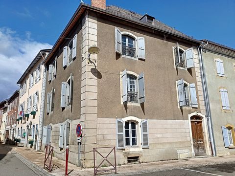 En recherche d'une maison de famille ? Pour du principale ou un pied-à-terre ? Cette grande maison de maître est idéale. Disposant de magnifiques volumes sur 4 niveaux, vous pourrez profiter de la pièce de vie de plus de 50m2 au rez-de-chaussée, de 5...