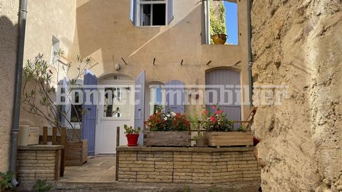 Au coeur de Vinsobres, ravissant village provençal à 9 km de Nyons, cette charmante maison d'environ 116 m2 offre un cadre de vie très agréable avec son jardin arboré, ombragé, et sans à vis-à-vis de 120 m2 environ. R/chaussée: Cuisine voûtée avec co...