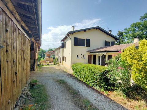 In a hamlet near Lavelanet, come and discover this 6 ha property surrounded by meadows and woods, this old farmhouse renovated into a real estate complex of 2 houses will be perfect for nature lovers or those considering an agricultural or gite proje...