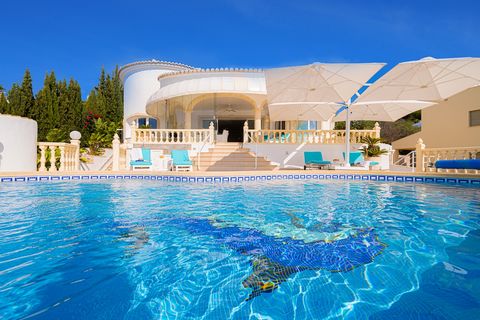 Ontdek het toppunt van luxe wonen in deze prachtige villa met ongeëvenaard uitzicht op zee, gunstig gelegen op slechts 5 minuten rijden van het beroemde Cala L'Andrago in Moraira. Het pand beschikt over main living en twee aparte gastenappartementen,...