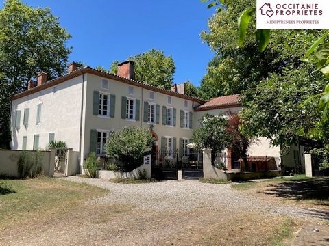 Magnifique domaine composé d’une maison de maître (incluant 2 gîtes et des chambres d’hôtes) une maison individuelle et plusieurs dépendances sur un terrain de 3,6ha à 1 heure de Toulouse. Maison de maître (470m2) : Partie privée : Rez-de-chaussée : ...