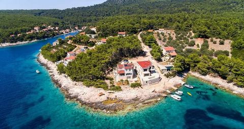 Libertas Homes bietet eine schöne Villa auf der Insel Korčula. Eine schöne Villa befindet sich in der geschützten Bucht der Insel, im ruhigen Ferienort Vela Luka, direkt am Meer. Die Gesamtfläche des Anwesens beträgt 811 m2, wovon sich das Haupthaus ...