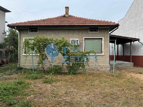 Top Estate Real Estate bietet Ihnen ein möbliertes einstöckiges Massivhaus in der Stadt Gorna Oryahovitsa, Region Veliko Tarnovo. Das Haus befindet sich in der Nähe einer Schule, eines Kindergartens, von Lebensmittelgeschäften sowie einer Bushalteste...