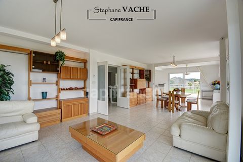 Très belles prestations pour cette MAISON D'ARCHITECTE 7 pièces de 181m² habitables en duplex (250m2 sol au total), le tout sur un terrain de 1800m2 piscinable . - Le Rez-de-chaussée est compose d'un bel espace de vie baigné de lumière de 60 m2 compr...