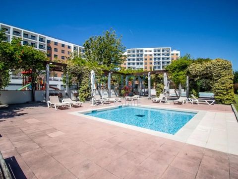 Excelente apartamento de 2 dormitorios (3 ambientes) con mucha luz natural ubicado en el Condominio Parque de Stª Cruz, referente en los desarrollos de Serra de Carnaxide. Este condominio destaca por las generosas áreas de sus apartamentos, pero tamb...