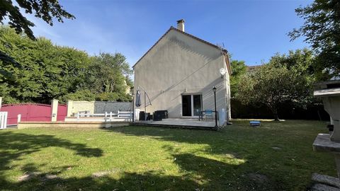 LOUVRES : Très belle maison de 1998, située dans la partie du vieux Louvres, au calme, d'une surface habitable de 120 m2, comprenant : Entrée avec rangement, salon-séjour de 41 m2 avec cheminée et accès terrasse, cuisine ouverte, aménagée et équipée,...