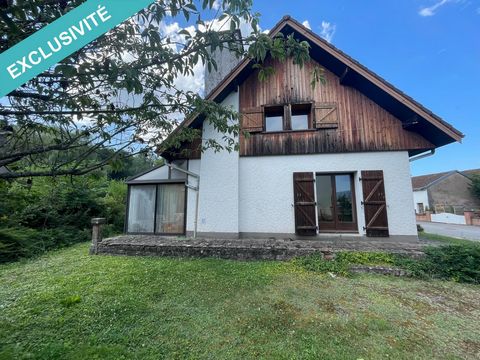 SOUS OFFRE Idéalement située à Pouxeux à proximité des écoles et de toutes les commodités, au calme et bénéficiant d'un terrain sans vis-à-vis, cette maison au charme indéniable et aux beaux volumes saura faire le bonheur d'une famille. Elle propose ...