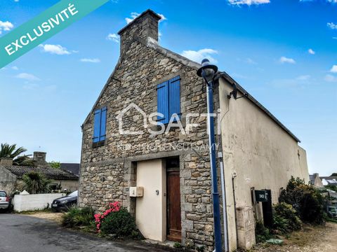 Santec is a coastal town of Finistere, in the Brittany region, 25 km north-east of Morlaix and bordering Roscoff. Discover this beautiful 3/4 bedrooms stone house in Santec, amenities just a two minutes walk and beach less than 5 minutes drive. The g...