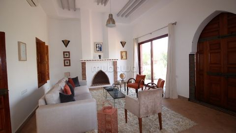 Ta vara på den möjlighet som Palm Real Estate har hittat för dig och bo i oöverträffad lyx i hjärtat av den berömda Palmeraie *bab atlas* av Marrakech.Is till ditt förfogande en elegant Riad-villa, med en raffinerad arkitektur och all nödvändig utrus...