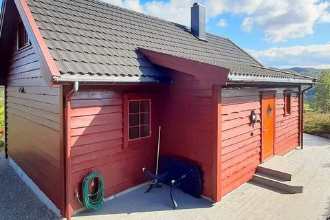 Ferienhaus im einzigartigen Sirdal, am südlichen Tor zum wunderschönen Lysefjord. Die schmale Straße Suleskarveien bietet einen abenteuerlichen Start für die Reise zu den Fjorden Norwegens. Geräumiges Ferienhaus mit 110 m2 Wohnfläche, verteilt auf zw...