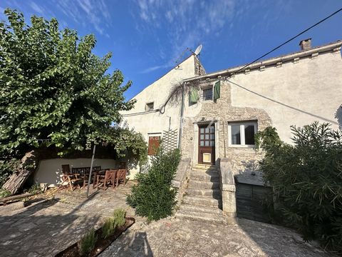 Detta vackra stenhus ligger i ett lugnt område, 7 km från Poreč och 6 km från havet. Huset är parhus och ligger på en tomt som mäter 280 m2. På samma tomt, inom gården, finns ytterligare ett mindre hus på 40 m2, med ett sovrum, ett vardagsrum och ett...