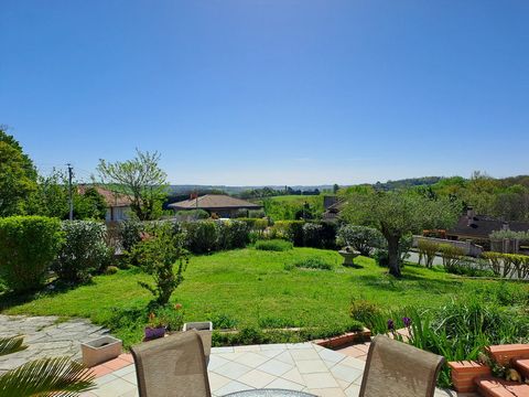 A sólo 5 minutos de Auzielle, venga a descubrir esta encantadora casa de los años 70 de construcción tradicional de calidad ubicada en una posición dominante en una parcela de 1.283 m² y con una vista abierta muy hermosa. Renovada en 2006 y con una s...