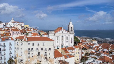 Descripción Edificio típico para rehabilitar en Alfama con vista al río y potencial de rentabilidad Oportunidad única en Lisboa: En el corazón de Alfama, una Uno de los barrios más emblemáticos y turísticos de Lisboa es este antiguo edificio, ideal p...