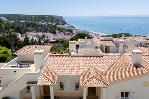 Cette villa est située sur la belle plage de Salema, avec 2 chambres en-suite. Avec environ 125m2 divisés en deux étages avec un salon, une cuisine et une salle de bain au rez-de-chaussée et deux chambres avec accès à une terrasse à l'étage inférieur...