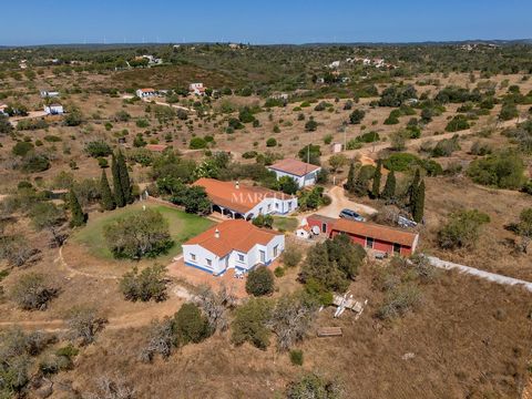 Proprietà situata su un terreno di 3,5 ettari, in una tranquilla zona rurale a soli 9 km da Lagos, nel noto comune di di Bensafrim, Lagos. La proprietà è composta da due case indipendenti in stile rurale. La casa principale è composta da: 3 comode e ...