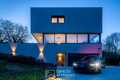 En la localidad de Saint-Romain-au-Mont d'Or y cerca del centro de la ciudad, esta magnífica casa de arquitecto se encuentra en una parcela de 1027m2 y goza de una vista de 180° desde los macizos de los Monts d'Or hasta el Val de Saône. La sala de es...