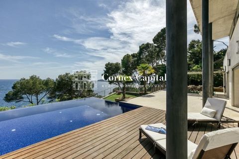 Cornex Capital presents this spectacular modern style home with high quality finishes, located in one of the most prestigious areas of the Costa Brava. This is a villa built in 2006 with a modern design, located on the side of a hill facing south, so...