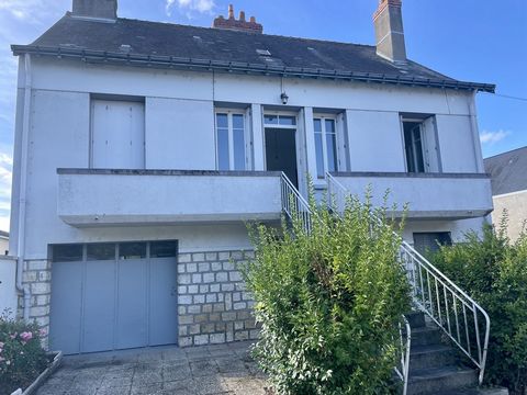 Une maison des années 50 composée de :  Au rez-de-chaussée : garage, deux pièces et une buanderie. Espace abrité au Sud de la maison.  A l'étage : entrée sur la pièce de vie et la cuisine aménagée et équipée, trois chambres, une salle d'eau et WC sép...