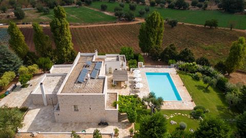 Masseria Lucrezia era un'antica fattoria riportata in vita da una giovane coppia locale molto entusiasta per viverla tutto l'anno.   Entrando nella proprietà proverete una sensazione di comfort e calore grazie ai colori naturali delle pareti e dei pa...