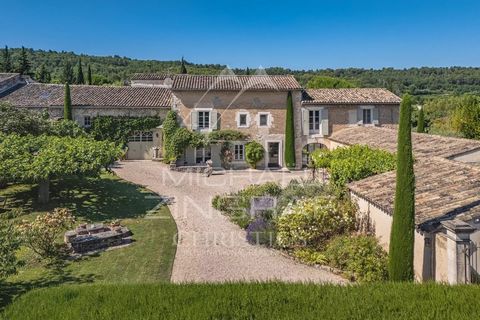 Im Herzen des Luberon, in der Nähe der wunderschönen hochgelegenen Dörfer Lacoste und Goult, liegt dieses restaurierte Bauernhaus aus dem 19. Jahrhundert, das über einen kleinen ruhigen Weg am Ende eines charmanten Weilers zu erreichen ist. Es bietet...