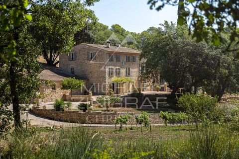 Découvrez cette magnifique bastide provençale, une véritable perle rare ! Nichée au cœur d'un domaine de 31 hectares, cette propriété en pierre d'une surface de plus de 400m2 incarne luxe et raffinement. Avec ses 4 chambres spacieuses en suite, sa pi...