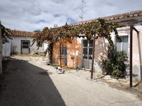 Maison de 3 chambres avec 320 m2 de terrain - avec 49 m2 d'annexe - à Corte Nova - Odeleite - Castro Marim. Maison avec cour de 205 m2. Il a un trou avec une pompe qui fonctionne. Il dispose également d'un puits et de l'eau courante. Une annexe proch...