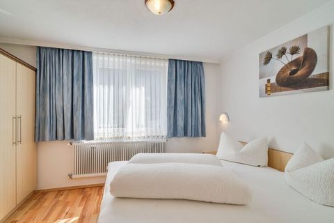 Diese moderne Ferienwohnung in Kappl ist ideal für eine Familie und bietet Platz für 4 Personen und verfügt über 2 Schlafzimmer. Die Lage in der Nähe des Skigebiets Kappl im Paznauntal macht die Wohnung zu einem perfekten Ort für Skiliebhaber. Es bie...