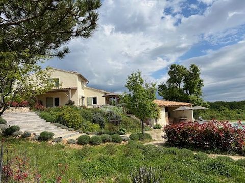 LAGARDE D’APT Au cœur du Parc Naturel Régional du Luberon Pour des amoureux de nature et de calme. Cette maison contemporaine en situation dominante avec une vue panoramique bénéficie d’un superbe environnement dans une nature très protégée, une bio ...