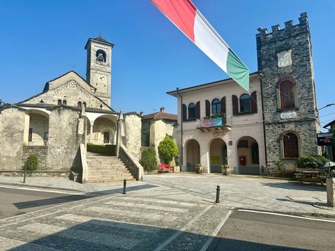 Lake Maggiore: Apartment in a typical courtyard in Carpugnino We offer for sale a charming apartment located in a characteristic Lombard courtyard, perfect for those who want an oasis of tranquility just a few steps from Lake Maggiore. The property i...